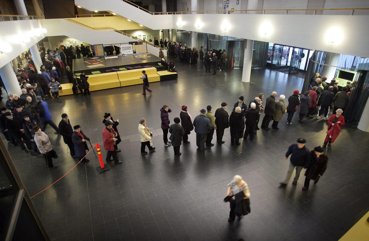 Sikainfluenssarokotteita jonotettiin Oulussa Pohjankartanolla tammikuussa 2010. Turvavälien merkitystä ei tuolloin tähdennetty.