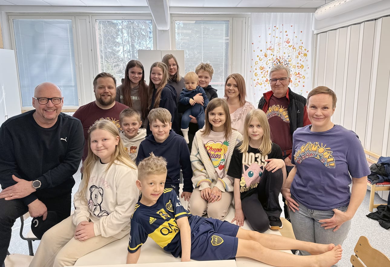 Kaakamo valittiin Vuoden 2026 lappilaiseksi kyläksi. Kuvassa ovat Kaakamon koulun tukioppilaat Amelie Junttari, Patrik Berg, Antton Berg, Selma Vehmanen, Jalo-Antero Hentilä, Niilas Tapojärvi, Emmi Kamula, Matilda Niskanen, Elle Tikkala ja Jasmin Varonen , koulunjohtaja Noora Ylinärä sekä kyläaktiivit Raimo Vähänikkilä, Ari Alatalo, Tytti Pernu, Juha-Matti Berg ja Otto.