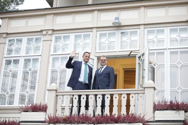 Irlannin pääministeri Leo Varadkar (vasemmalla) kiitti Suomea ja pääministeri Juha Sipilää (kesk) tuesta brexit-neuvotteluissa. KUVA: