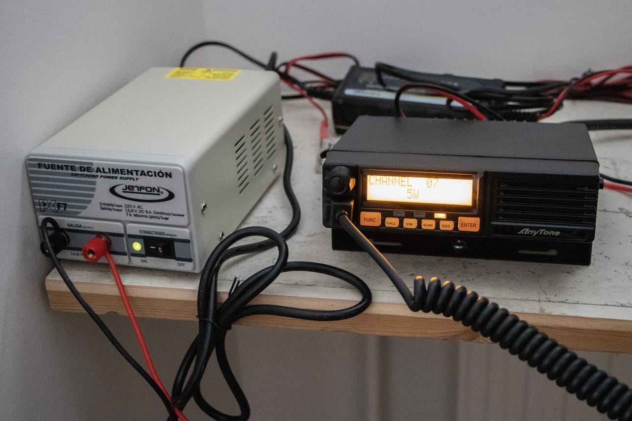RHA68-teknologiaan perustuva radio tarvitsee toimiakseen joko verkkovirtalähteen tai akun. Katolla olevan antennin kautta kulkevat signaalit kohdistetaan tarvittavalle, kyläradioverkoston käyttämälle taajuudelle.