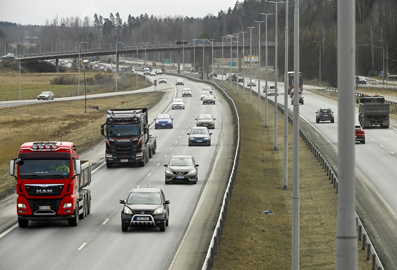 Kiirastorstai oli pääsiäisen menoliikenteen vilkkain päivä.
