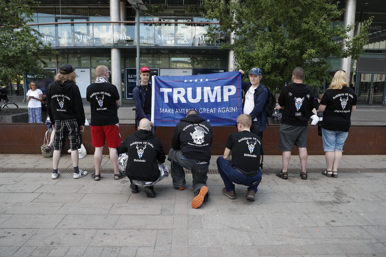 Perussuomalaisten Nuorten mielenilmauksen liepeille ilmaantui noin kymmenenhenkinen Soldiers of Odinin tunnuksiin pukeutunut ryhmä.