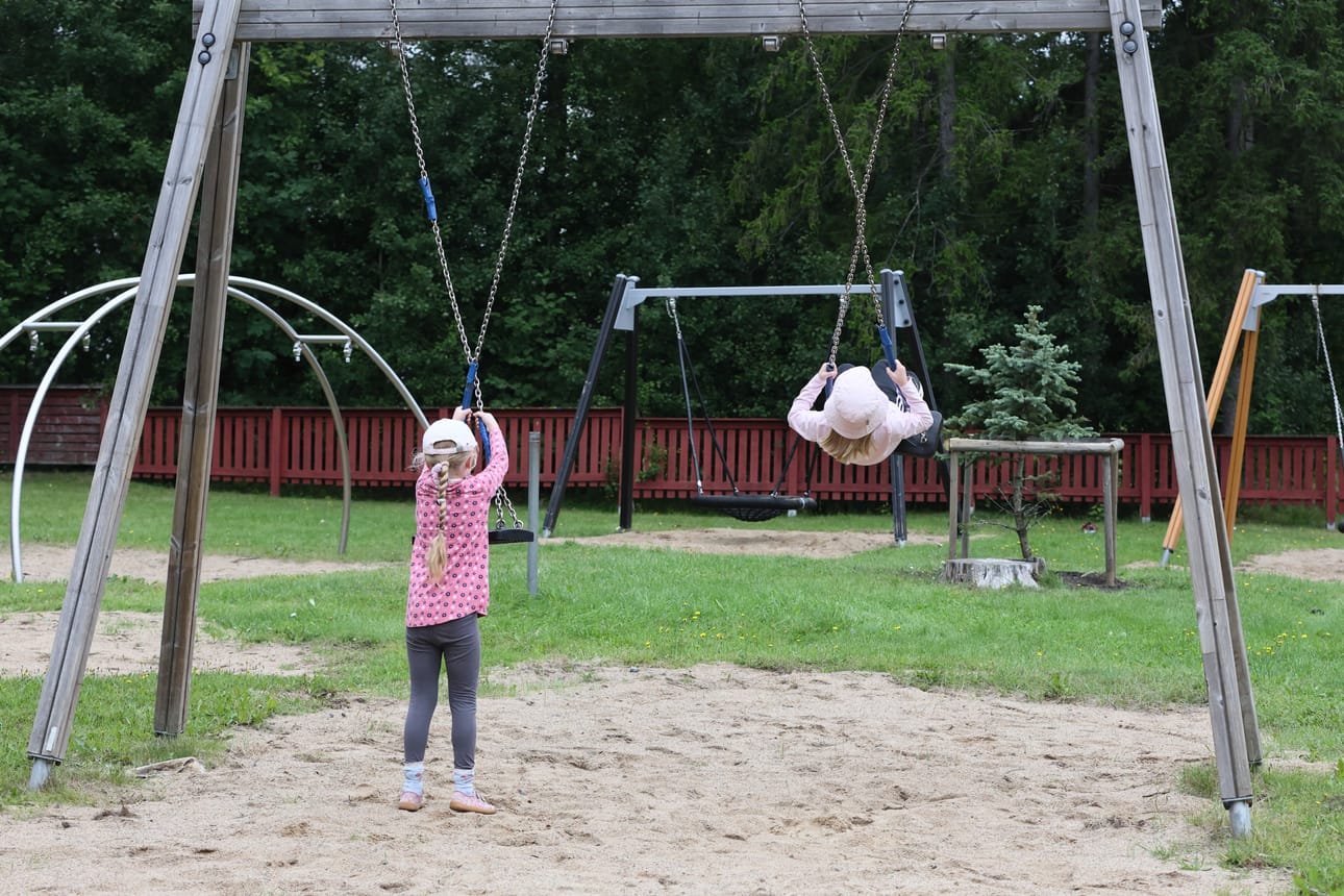 Perusopetuksessa kuntakohtaisiin kustannuksiin vaikuttavat muun muassa kouluverkko, ryhmäkoot, henkilöstön rakenne, kuljetukset, tilat ja välimatkat.