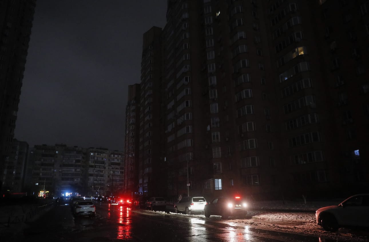 Kiova oli pimeänä pitkään perjantaina ohjusiskujen jälkeen. Sunnuntaina kerrottiin, että lämmitys on saatu palautettua kaupunkiin.