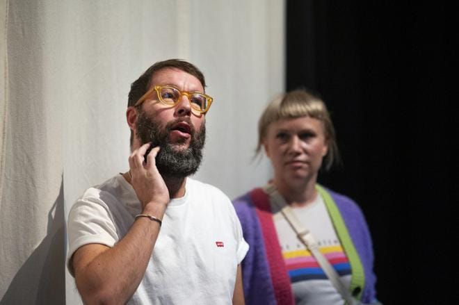 Bapsilarometri on Tuomas Rinta-Panttilan ensimmäinen lastennäytelmä. Uuteen hyppää myös pukusuunnittelija Paula Varis, joka teki näytelmään ensimmäisen lavastuksensa. KUVAT: JARNO PELLINEN