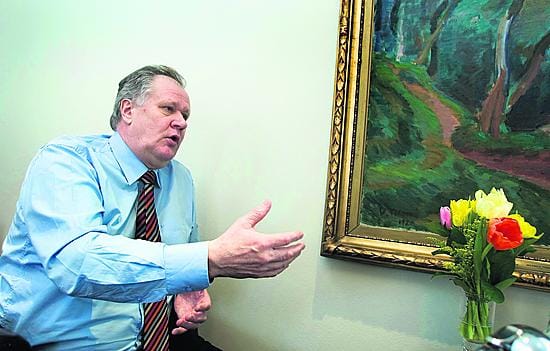 "Maltillinen eteneminen puolustusbudjetin kasvattamisessa riittää. Kaikki muu on propagandaa ja vaikuttaa kielteisesti", puolustusministeri Seppo Kääriäinen sanoo.