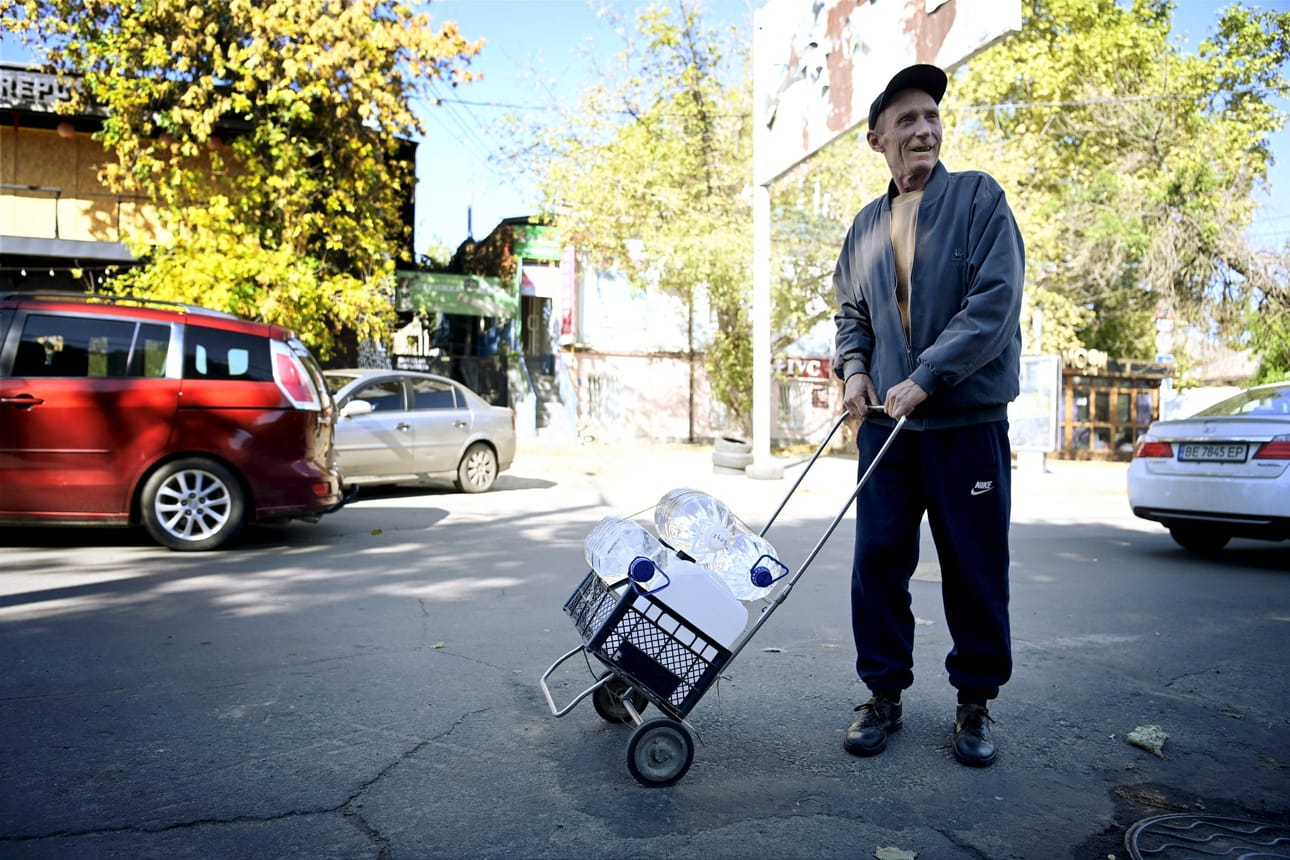Vladimir Kvasov hakemassa vettä Mykolajivissa. Kvasovin mukaan putkivesi ei sovi myöskään peseytymiseen. LEHTIKUVA / ANTTI AIMO-KOIVISTO