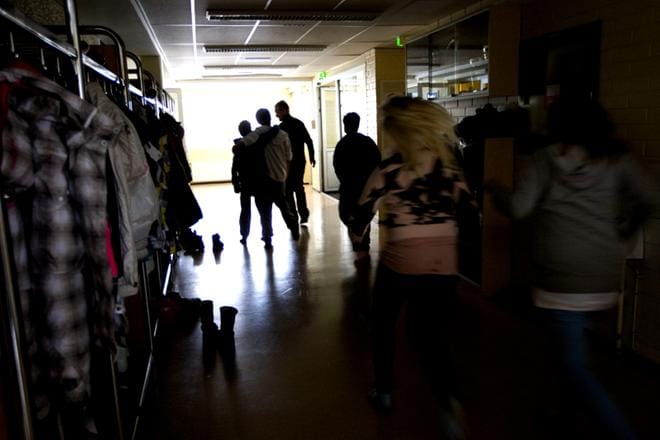 Opettajien pääasiallinen keino puuttua erilaisiin tilanteisiin koulussa on puhuminen. OAJ:n puheenjohtajan Olli Luukkaisen mukana oppilaan fyysinen koskemattomuus on pyhää. ARKISTOKUVA: JENNI LATVA