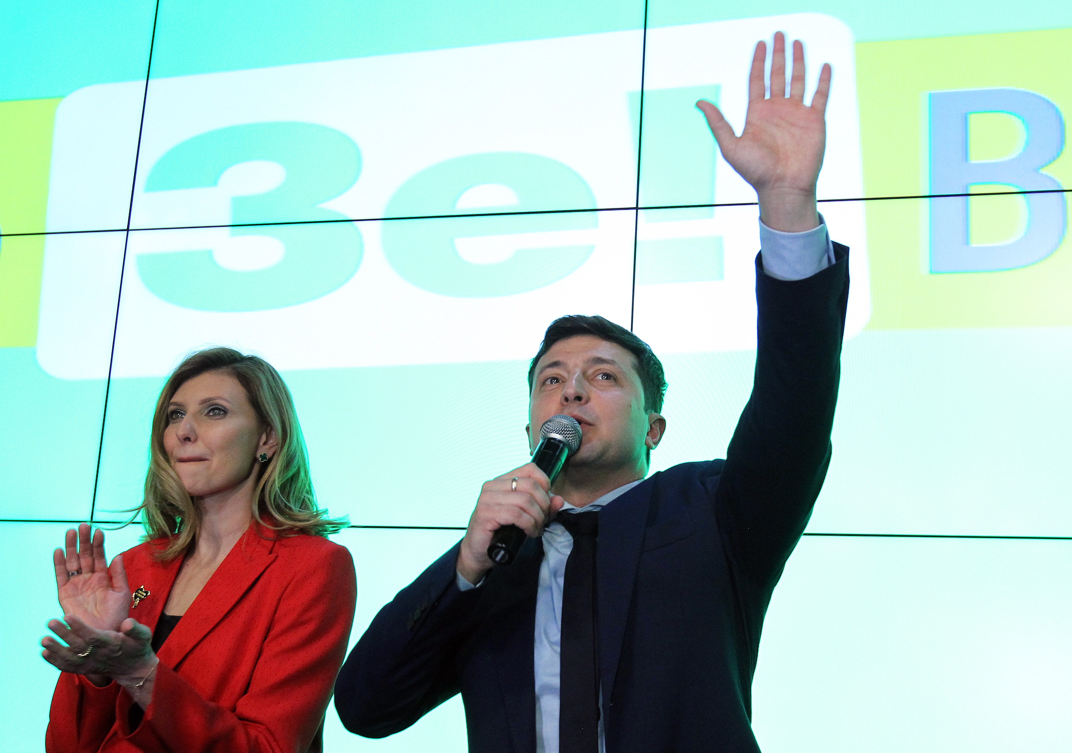 Volodymyr Zelenskyi tuuletti varmalta vaikuttavaa vaalivoittoaan sunnuntai-iltana Kiovassa vierellään Olena-vaimo.