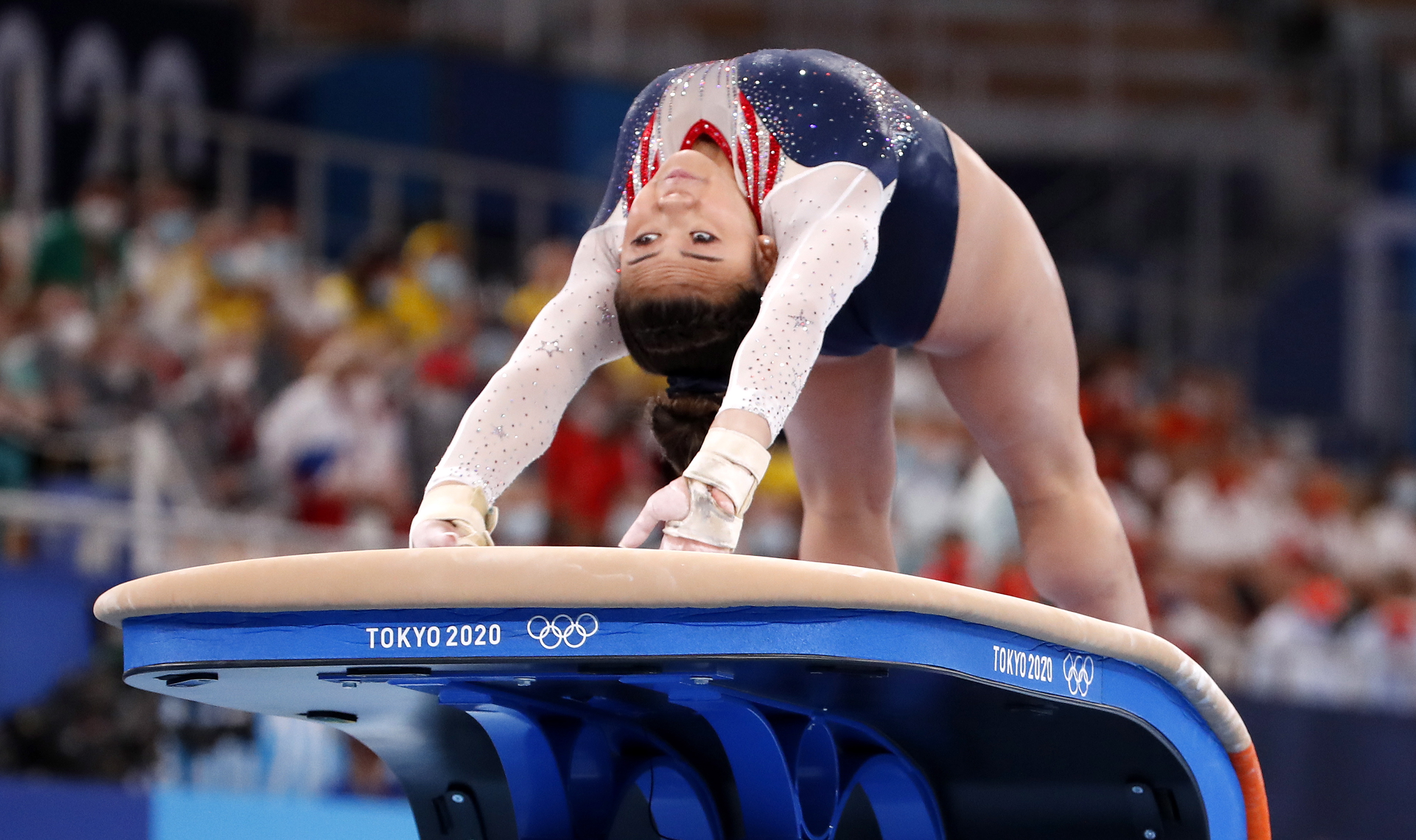 Sunisa Lee voimisteli Yhdysvalloille neliottelun olympiakullan, Simone Biles oli poissa