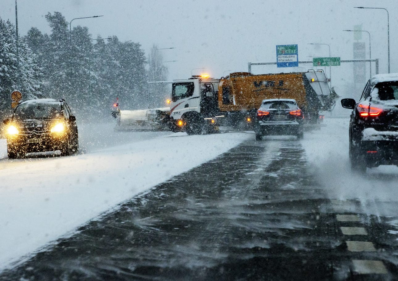 Ajokeli on keskiviikkona huono miltei koko maassa.