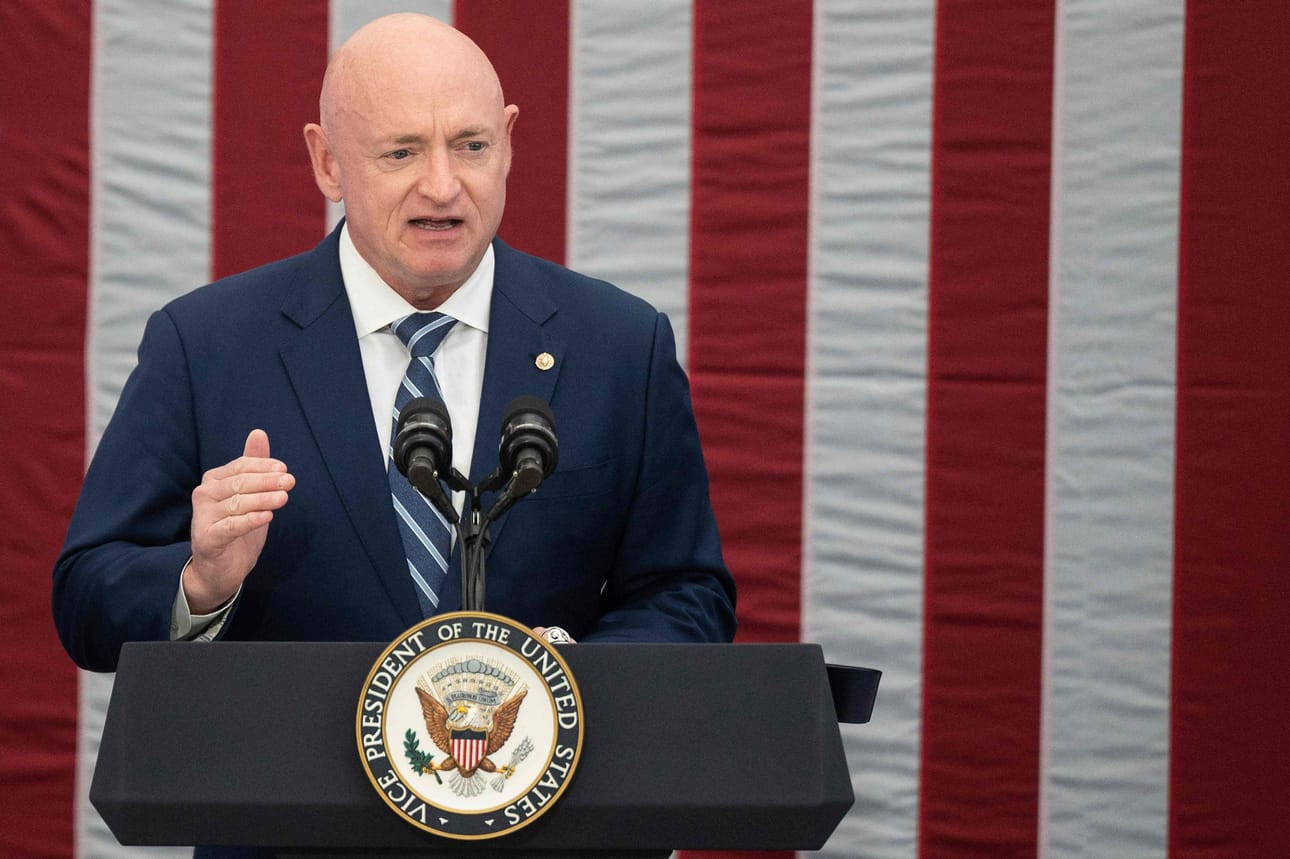 Arizonassa demokraattien Mark Kelly on uusimassa paikkansa senaatissa. Arkistokuva. LEHTIKUVA / AFP