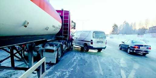 Argon-lastissa olleen säiliöauton ja pakettiauton kolari ruuhkautti Pohjantien liikenteen pahoin.