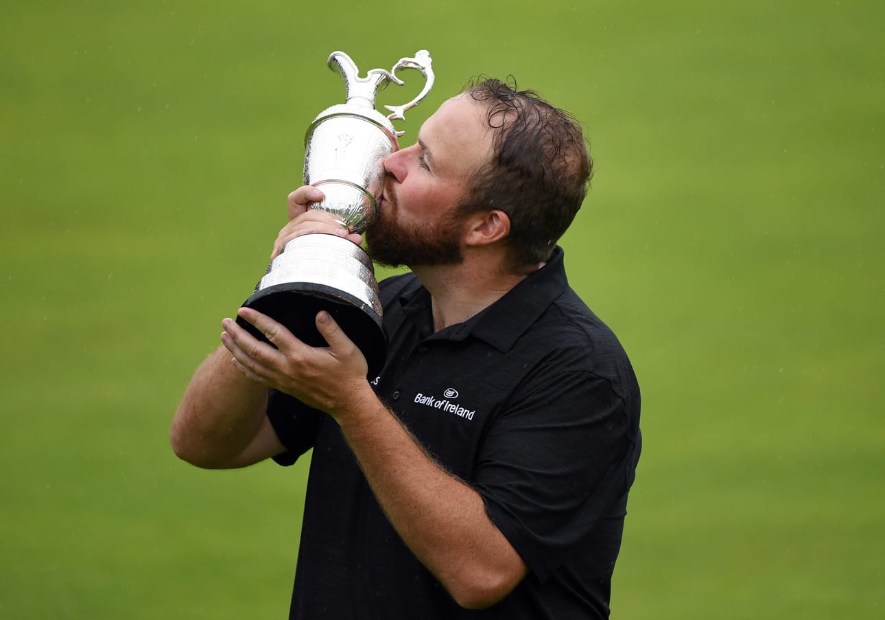 The Openin voittaja Shane Lowry suuteli palkintopokaaliaan. Lowryn voittotulos oli 269 lyöntiä, 15 alle parin.