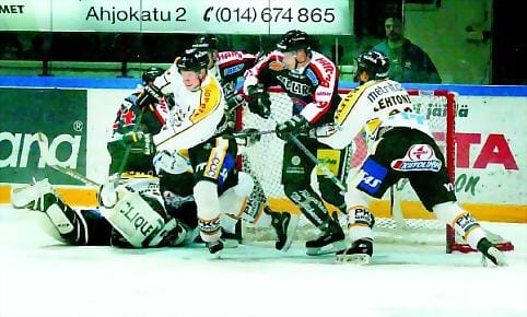 Välillä Kärppien maalilla. Niklas Bäckström joutui ajoittain koville JYP-hyökkäysten kanssa.