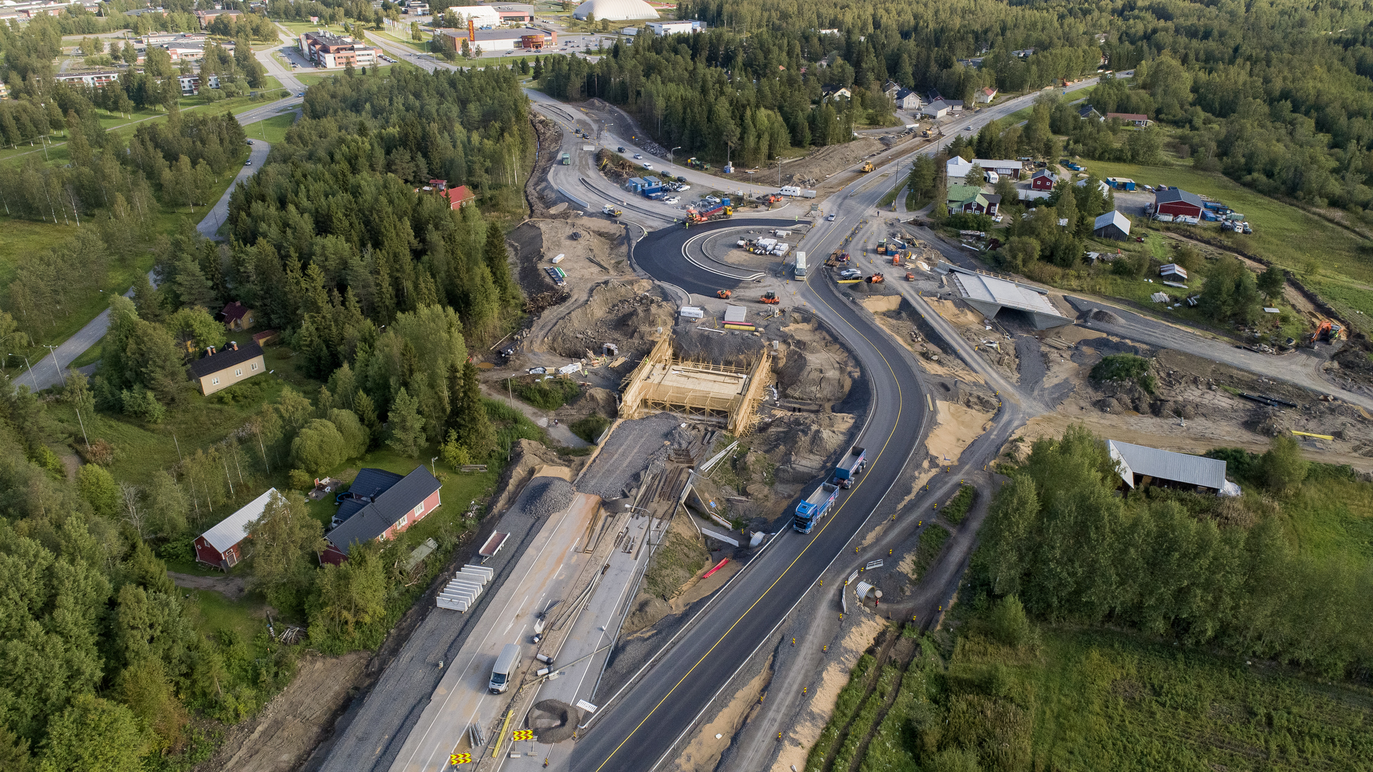 Mettalanmäen kiertoliittymän rakentaminen kasitiellä.