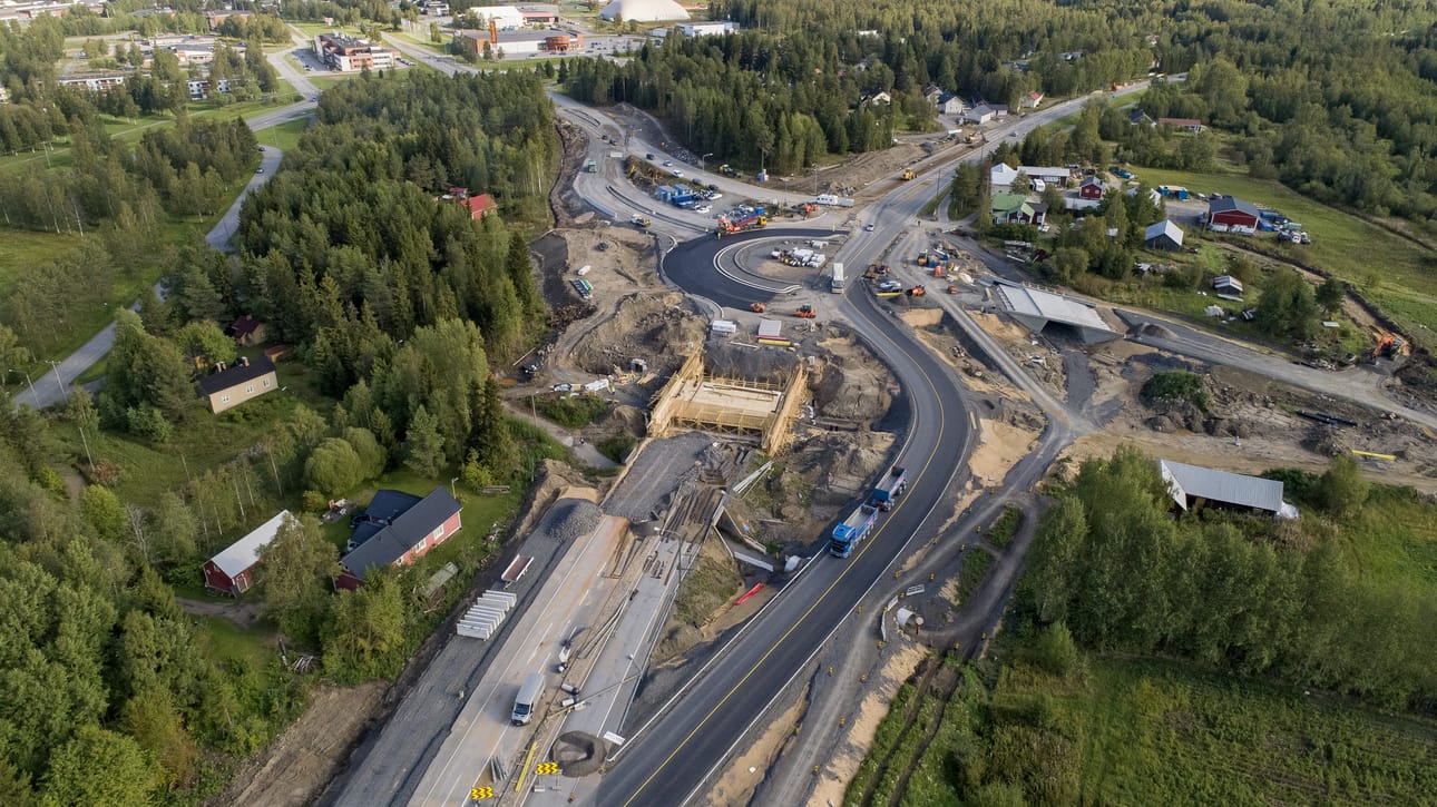 Mettalanmäen kiertoliittymän rakentaminen kasitiellä.