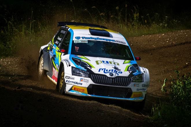 Teemu Asunmaa kisaa Liettuassa ensimmäistä kertaa soralla TGS Worldwide -tiimin Skodan tänä vuonna käyttöön tulleella Fabia Rally2 Evo -mallilla. KUVA: Merita Mäkinen.