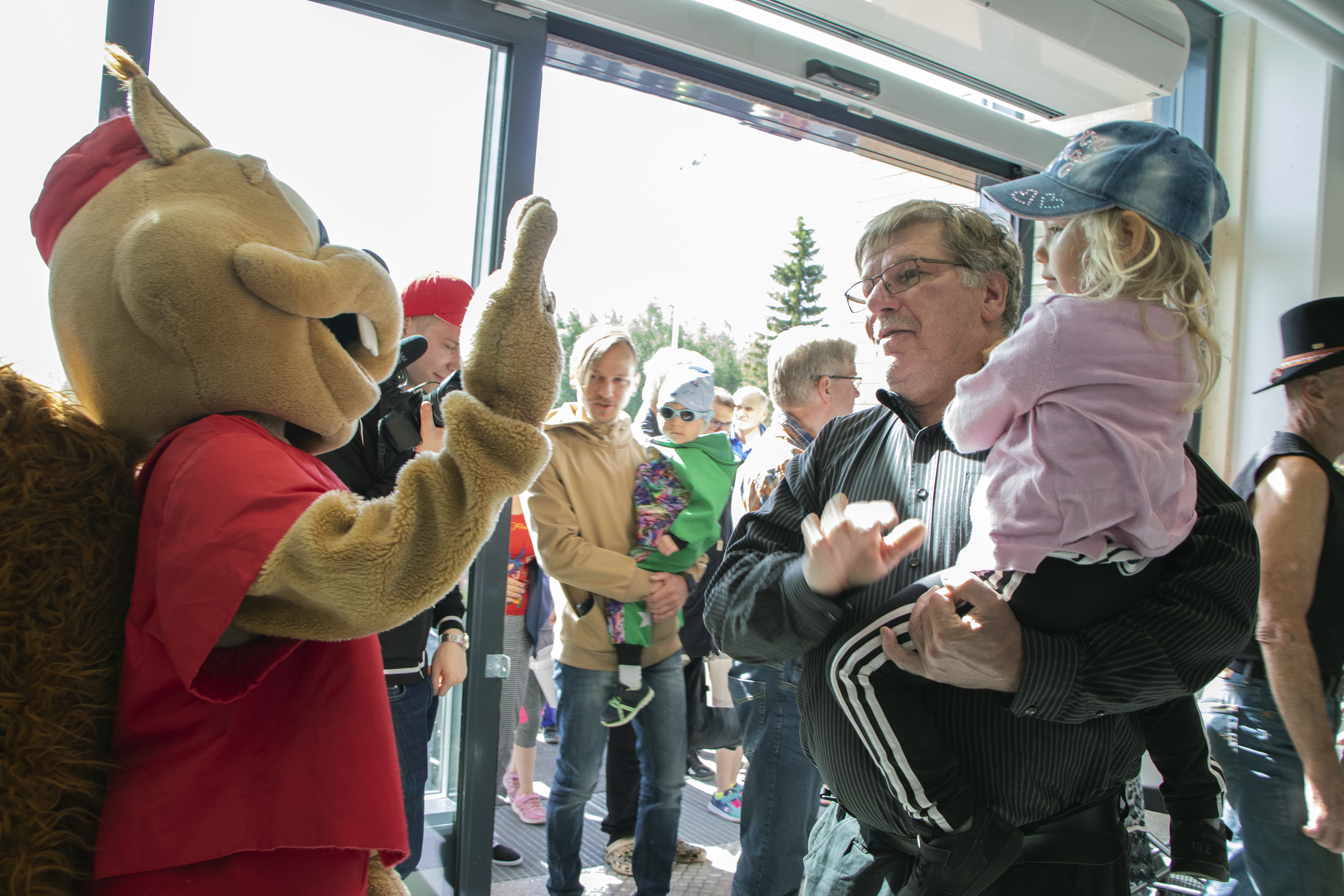 Liikekeskus Pyhäntä avattiin 13.6.2019. Mukana 400 ämpäriä, makkaraa, pullaa ja sadoittain ihmisiä.