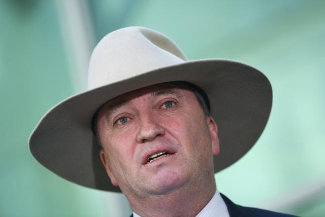 Seksiskandaalissa jo pari viikkoa rypenyt Australian varapääministeri Barnaby Joyce päätti vihdoin erota kun eräs nainen syytti häntä seksuaalisesta ahdistelusta.