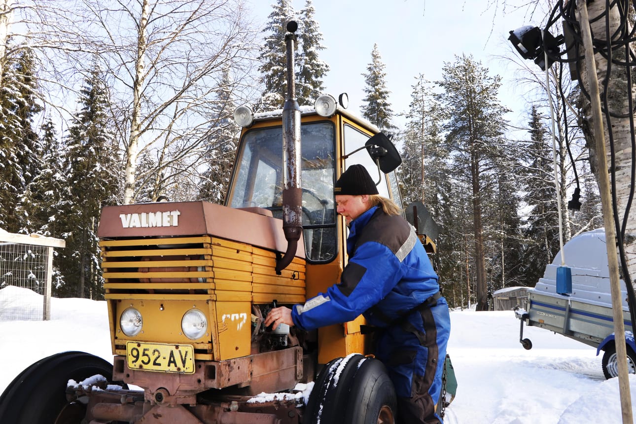 Koillismaalaisella on usein auto, moottorikelkka, mönkijä ja traktori. Teppo Niskasaari tekee traktorillaan muun muassa lumityöt.