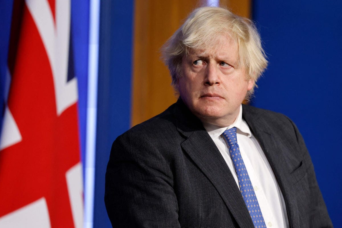 Pääministeri Boris Johnson näyttää rikkoneen Britannian tiukkoja koronarajoituksia keväällä 2020. Kuva on viime viikolta. LEHTIKUVA / AFP