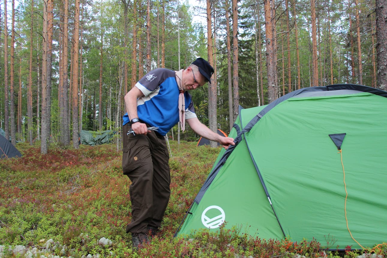 Oululainen Antti Kerola työskentelee erityisopettajana. Hän kannustaa, että teltta on oiva retkeilyväline myös nykyään.