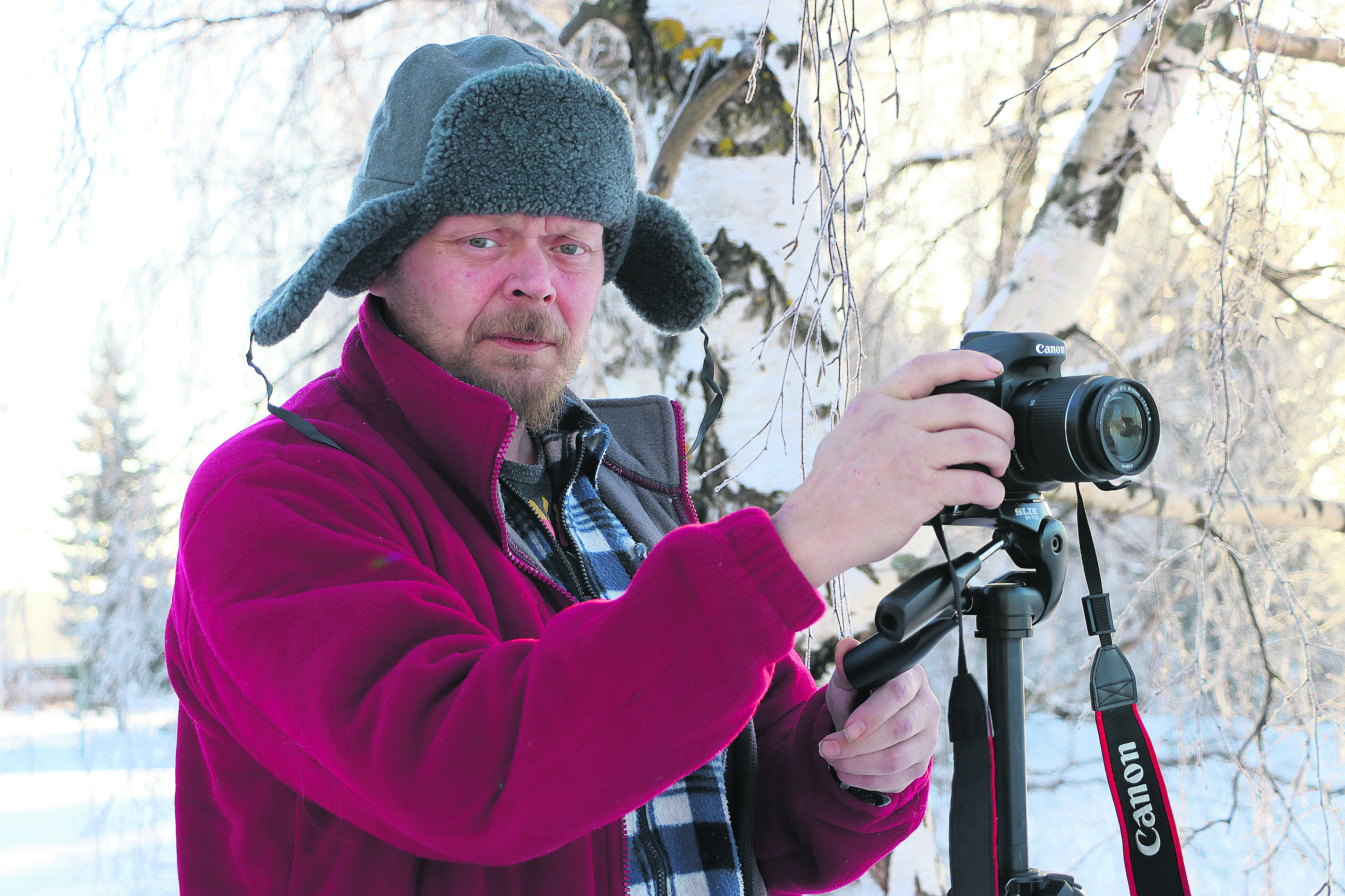 Marko Nielikäinen kiertää Oulun seudulla valokuvaamassa. Ajokilometrejä kertyy paljon, mutta mies nauttii harrastuksestaan.
