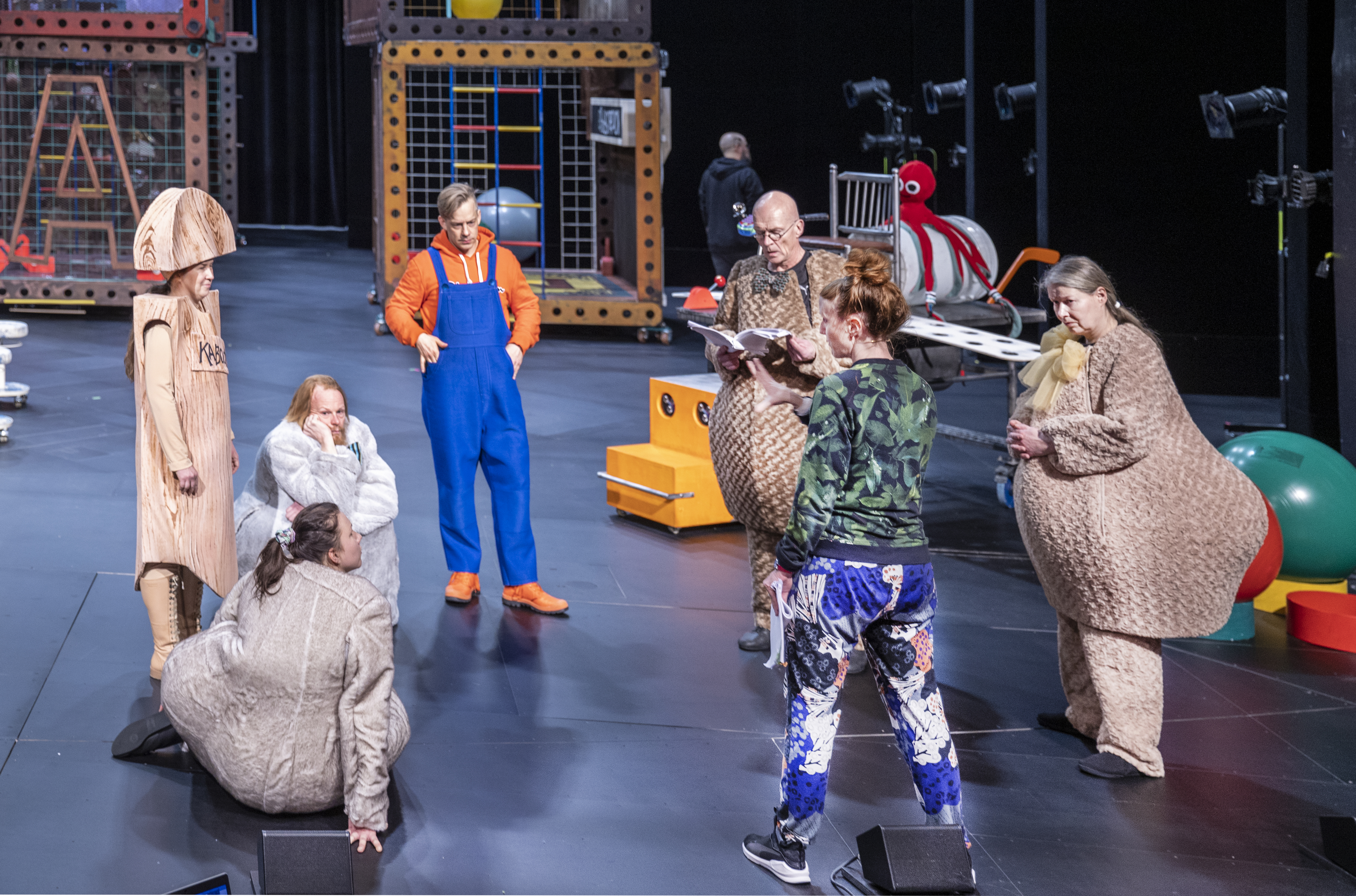 Suomen arvostelijain liiton avoin kirje Oulun kaupunginvaltuutetuille: Teatterin toiminta-avustuksen leikkaus johtaa uusiin säästöihin ja leikkauksiin – "Kunnes ei ole enää mitään, mistä leikata"