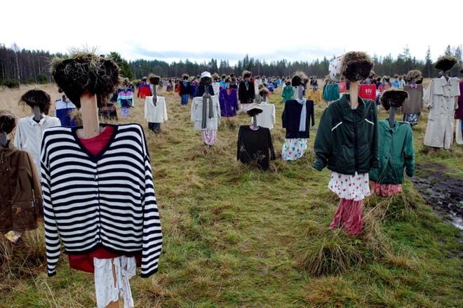 Hiljainen kansa -tilataideteos toteutettiin Suomussalmella vuonna 2007. Olisiko tilataideteoksen teko jotain sellaista, mitä koko kaupunginosa voisi tehdä kurssilla yhdessä? Kuva Pekka Rajala