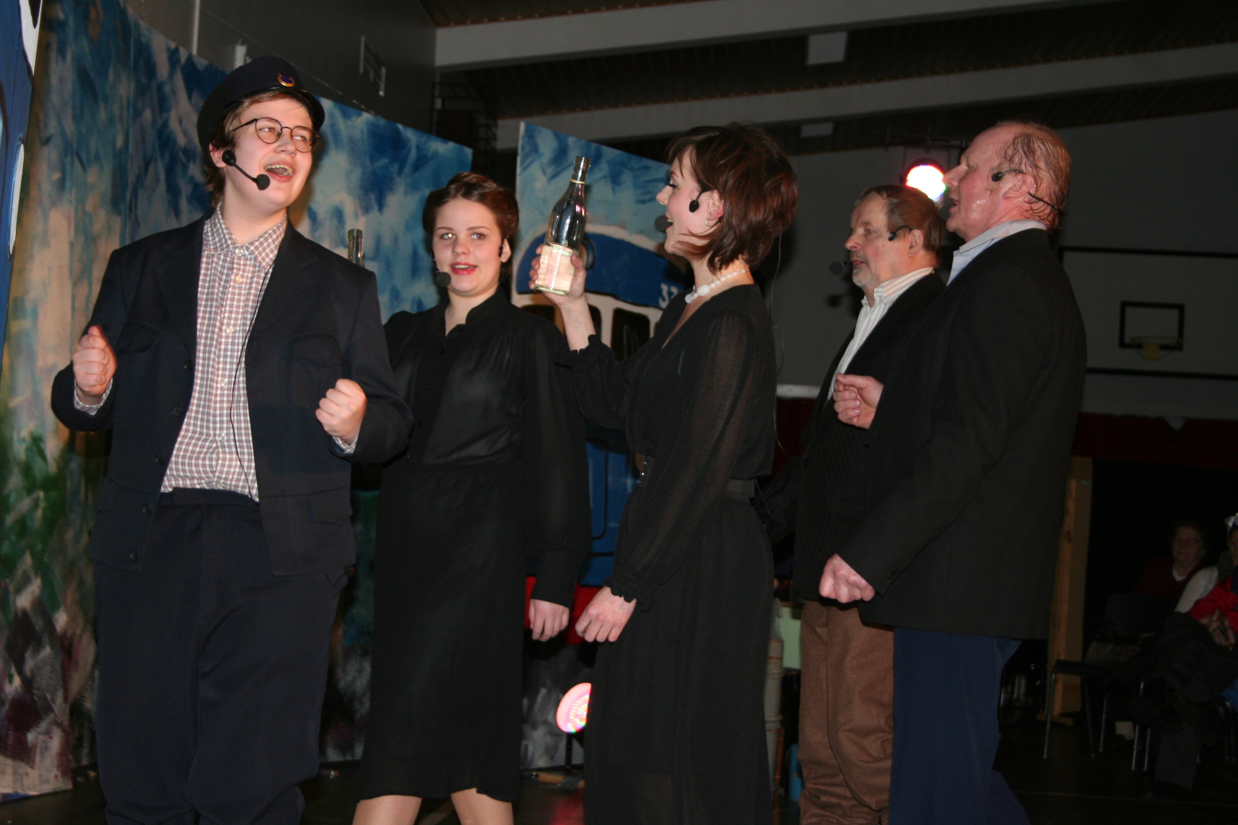 Pudasjärven kansalaisopisto kunnioitti Mauri Sariolan, alias Simo-Auli Arran, muistoa Viivana Pisteeseen -musikaalilla vuonna 2010. Rooleissa mm. Olli-Juhani Piri, Sari Hukari, Marja-Liisa Väyrynen, Reino Niskasaari ja Mauri Siivikko.