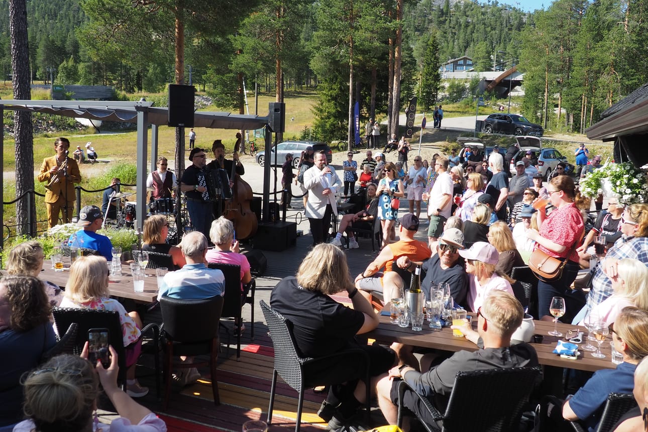 Pyhä Unplugged -festivaali käynnistyi jo perinteiseen tapaan ilmaiskonsertilla. Huttuhipun terassilla esiintyi torstaina iltapäivästä lappilainen Jaakko Laitinen & Väärä raha.
