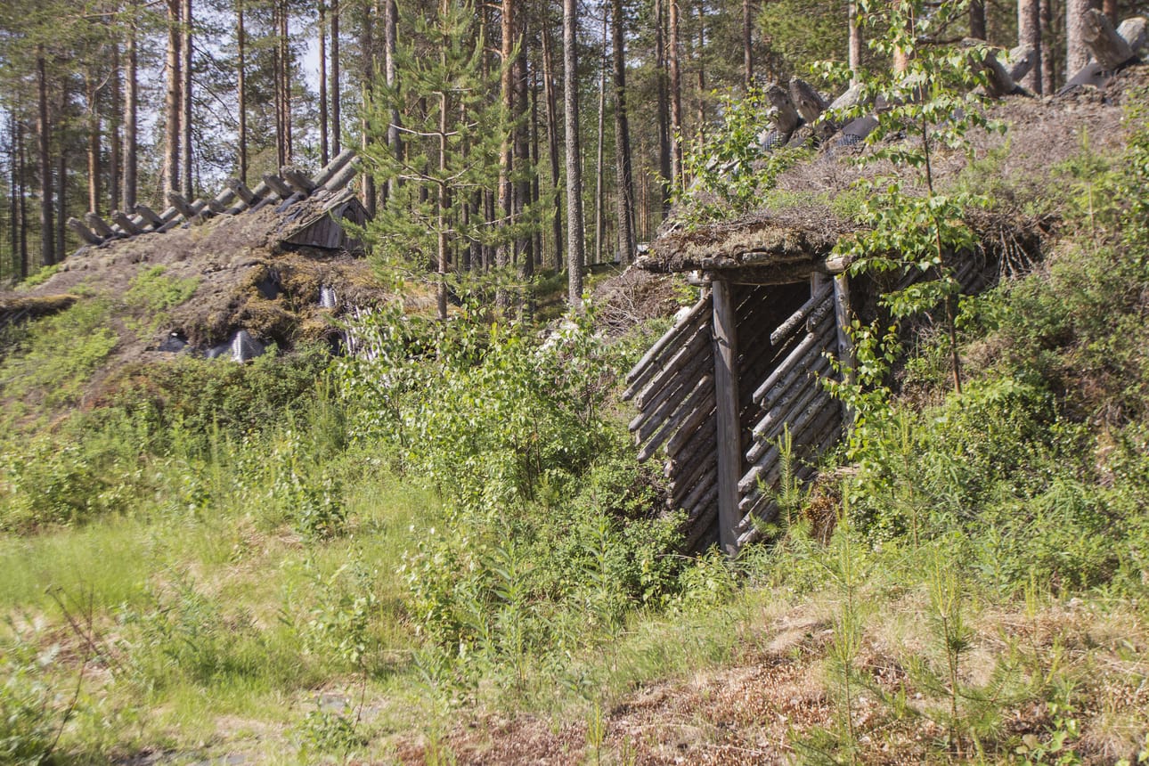 Tervolan Törmävaaraan on rakennettu ennallistuksia kivikautisista asumuksista. Opastekylteissä jaetaan tietoa kivikauden elämästä.