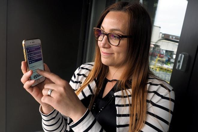 Henna Kiikka esittelee Tässä.fi-mobiilisovellusta, jossa myös Epari on mainostajineen mukana. Kuva Jussi Mustikkamaa