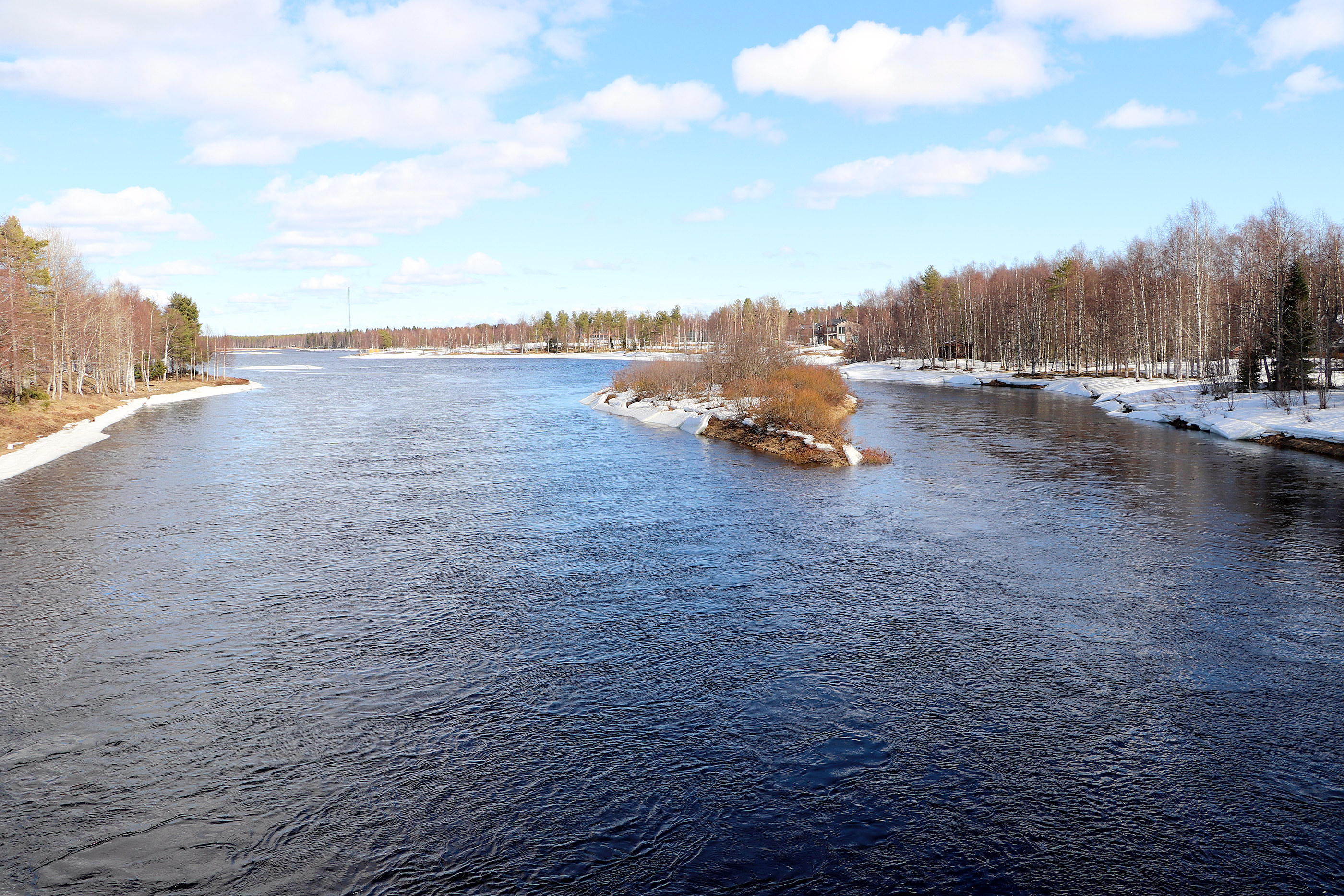 <p>Alkuviikosta Iijoki virtasi Kurenalan sillan alta vielä rauhallisesti. Vedenpinta oli alempana kuin aiemmin talvella. Virtaamat ovat hiljalleen nousussa.</p>