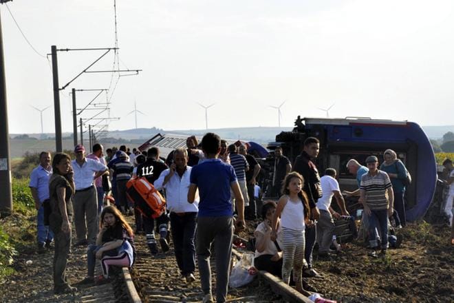 Junaturmasta pelastuneet odottavat pelastusviranomaisien saapumista Tekirdagissa Turkissa 8. heinäkuuta 2018. KUVA: