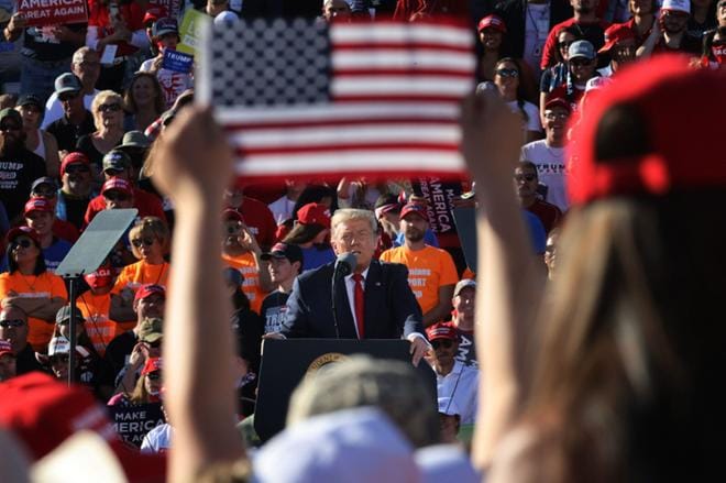 Donald Trump puhui vaalikampanjansa kiertueelle Phoenixissa 28. lokakuuta. KUVA: LEHTIKUVA / Getty Images / AFP / CHIP SOMODEVILLA