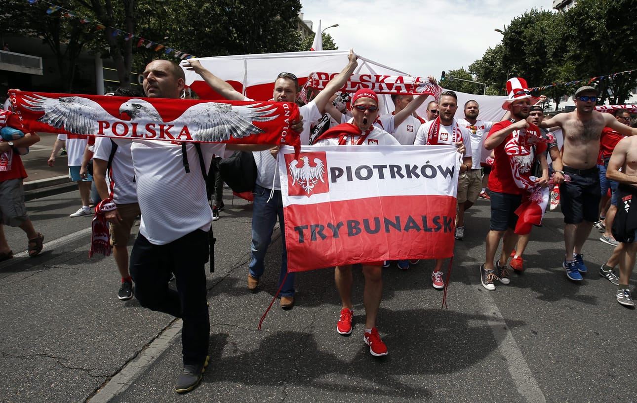 Tuhansien puolalaiskannattajien kulkue vyöryi kohti pelipaikkaa Marseillessa tiistaina.