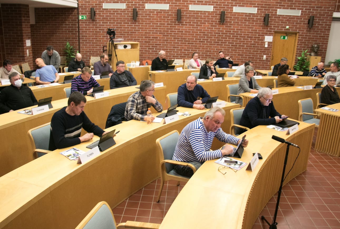 Kauhajoen kaupunginvaltuustossa tehtiin vuosi sitten aloite kaupungin henkilöstöön kohdistuvaan kiusaamisongelmaan puuttumisesta. Tämä arkistokuva on nykyisestä valtuustosta.