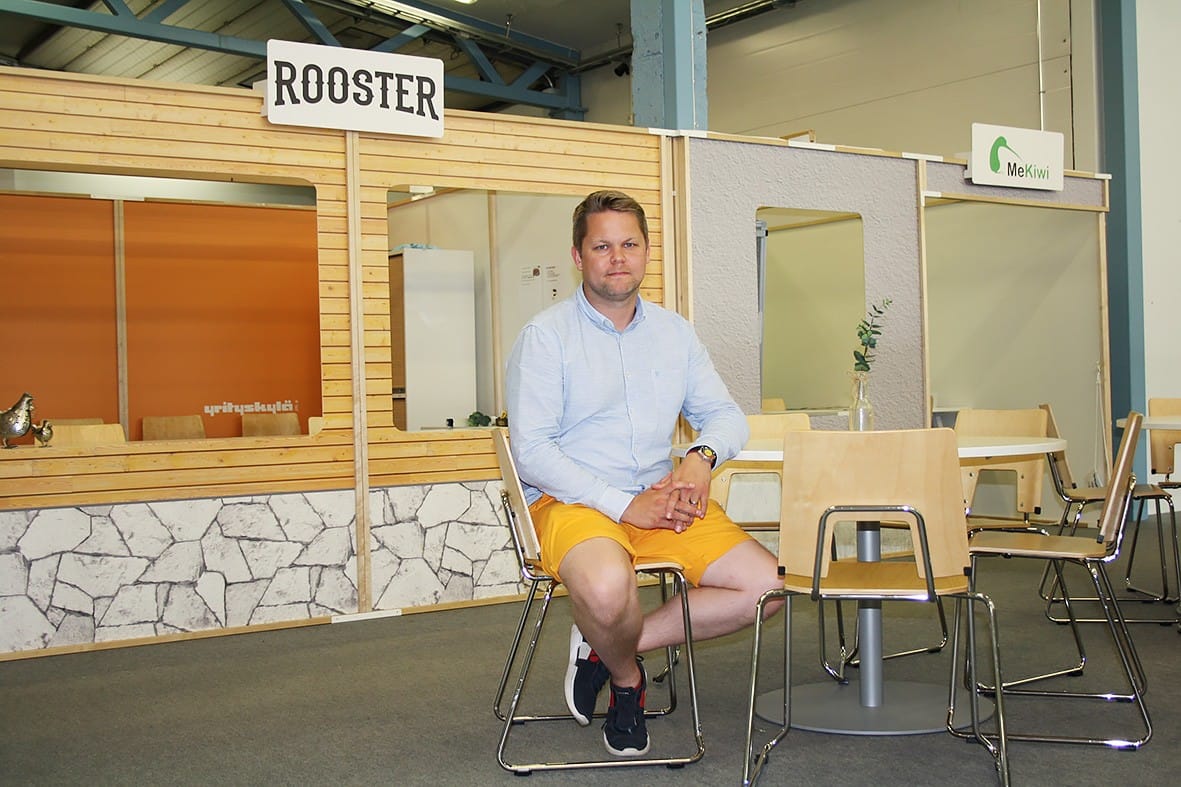 Oulaisella Cafe Roosterilla on Yrityskylässä oma kahvio ja suuri terassi. Jussi Ylitalo päiväkahviaikaan Roosterin terassilla Yrityskylän keskusaukiolla.