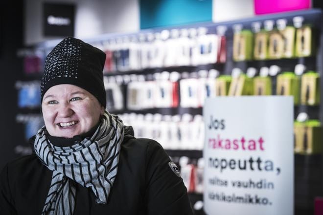 Riikka Maksimainen vieraili DNA-kaupassa takuuasioissa. Hän pitää matkapuhelinliittymässä tärkeimpänä asiana sitä, että liittymä toimii. KUVA: Matti Räty