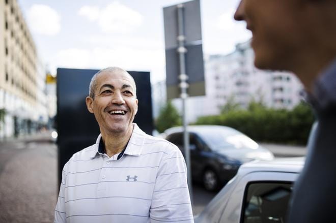 Päätyökseen bussia ajava Murad Azaize (vas.) aikoo aloittaa Uber-kyytien tarjoamisen sivutyönä heinäkuun lakimuutoksen jälkeen. Azaize ajoi muutamia matkoja jo ennen kuin Uber laittoi toimintansa tauolle viime kesänä.