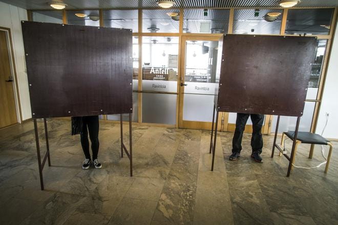 Osa äänestäjistä on mieluiten voittajien vankkureissa. Tätä selitetään ihmisen tarpeella olla menestyjän puolella sekä ajatuksella, ettei annettu ääni mene hukkaan. KUVA: Jussi Leinonen