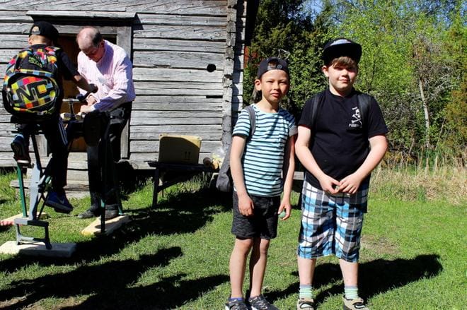 Mustasaaren keskuskoulun ekaluokkalaiset Juuso, 7, ja Otto, 8, nauttivat aurinkoisesta retkipäivästä Stundarsissa. Takana Nils Staaf hoiti pyöräsorvia. KUVAT: JENNY MÄKINEN