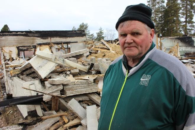 Nyt on raivaustöiden aika, tähyili Antti Lantela palaneen halli- ja asuinkiinteistön raunioilla tänään tiistaina. Kuva: Reijo Heikkilä