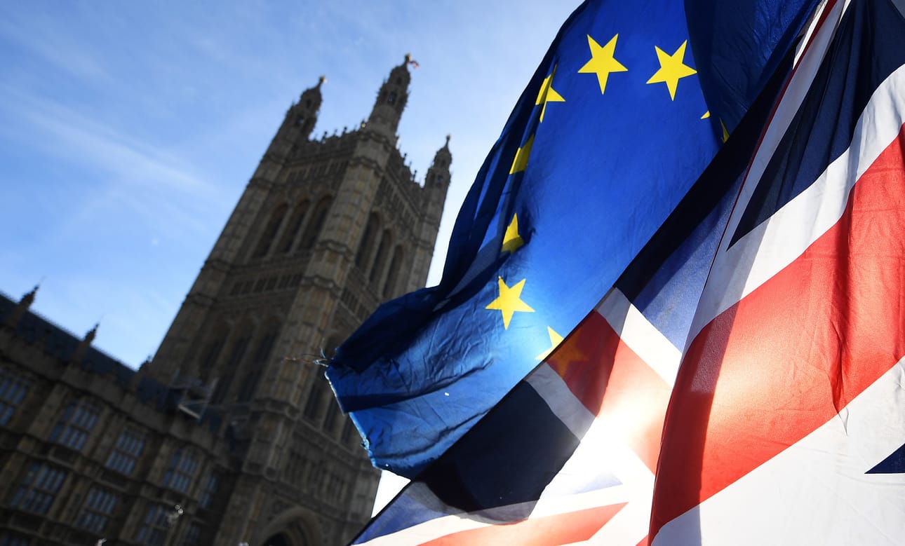 Useat yritykset suunnittelevat muuttavansa toimintojaan Britanniasta manner-Eurooppaan.