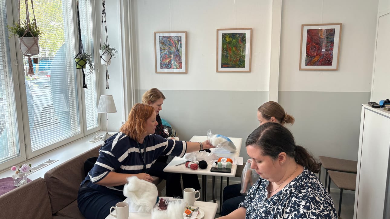 Vapaaehtoistoimintaa löytyy myös käsityön ystäville virkkauksen muodossa. Napanuoraa muistuttavat lonkerot tuovat keskosille turvallisuuden tunnetta.