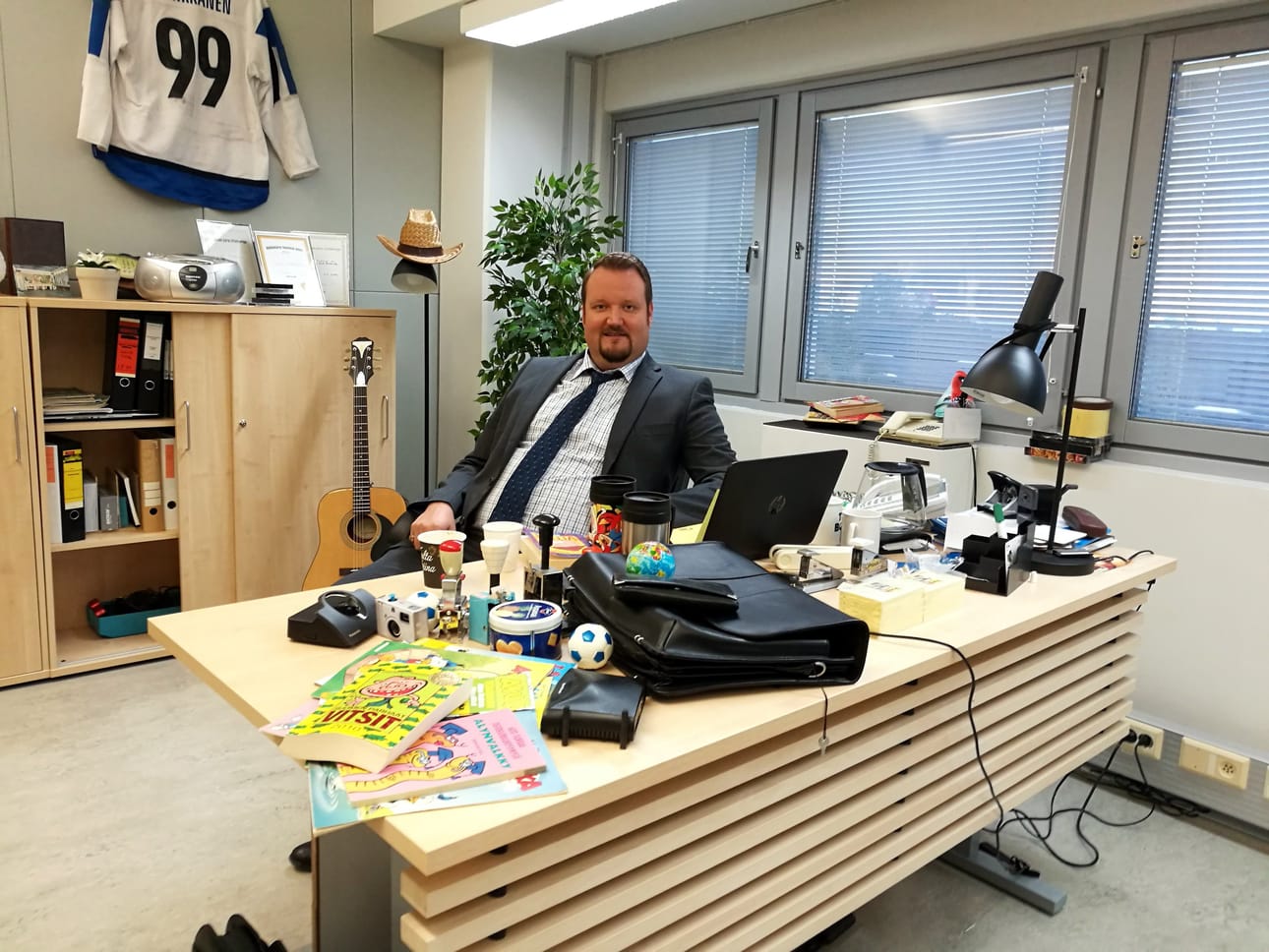 Pentti Markkanen (Sami Hedberg) on säilyttänyt asemansa yt-neuvotteluissa ja jatkaa konttorin pomona.