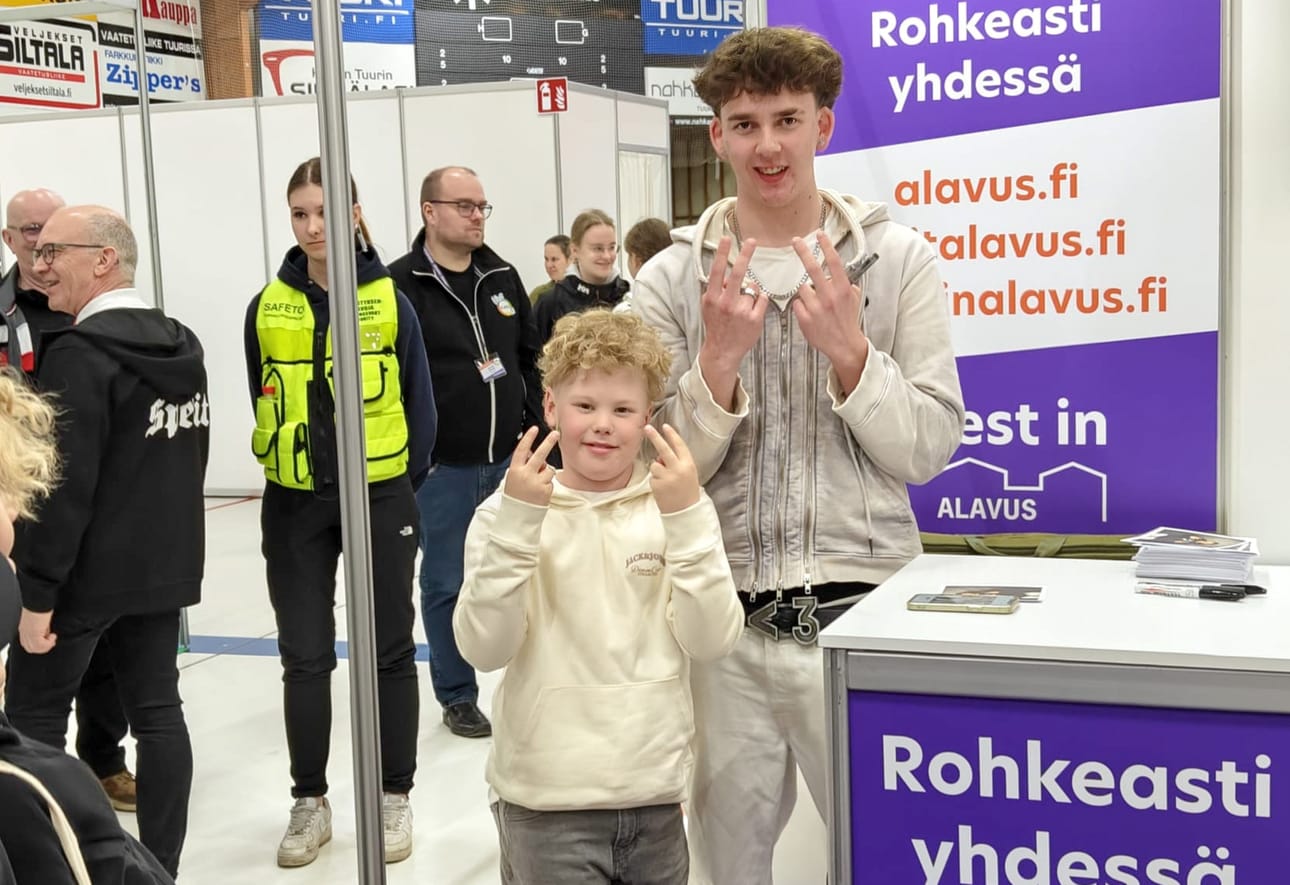 Niilo Lahdenmäki pääsi opettelemaan Eeemilcoolmanin kanssa somesta tutun, artistin käyttämän käsimerkin ja sai nimmarin.