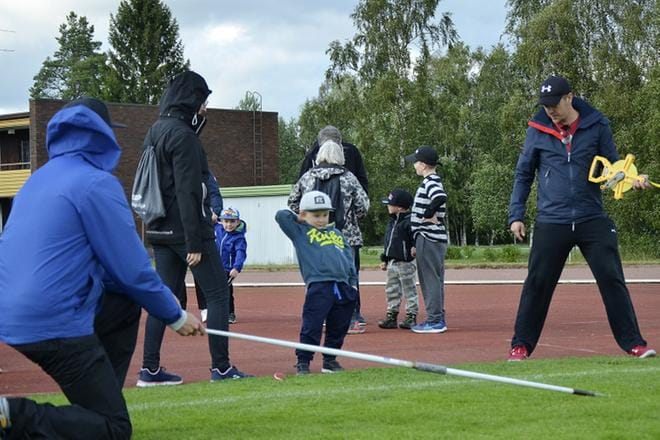 Elias Nostajalla on rento ote pallonheittosuoritukseen. Mika Ruotsalainen on valmis mittaamaan heiton pituuden. KUVAT: JAANA ALA-LAHTI